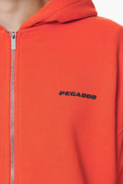 Pegador Logo Oversized Sweat Jacket Washed Signal Red Gum Detailshot aus der Do not Disturb Kollektion für Herren