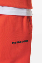 Pegador Logo Wide Sweat Pants Washed Signal Red Gum Detailshot aus der Do not Disturb Kollektion für Herren