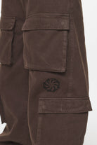 Pegador Bantam Wide Cargo Pants Oak Brown Detailshot aus der Do not Disturb Kollektion für Herren