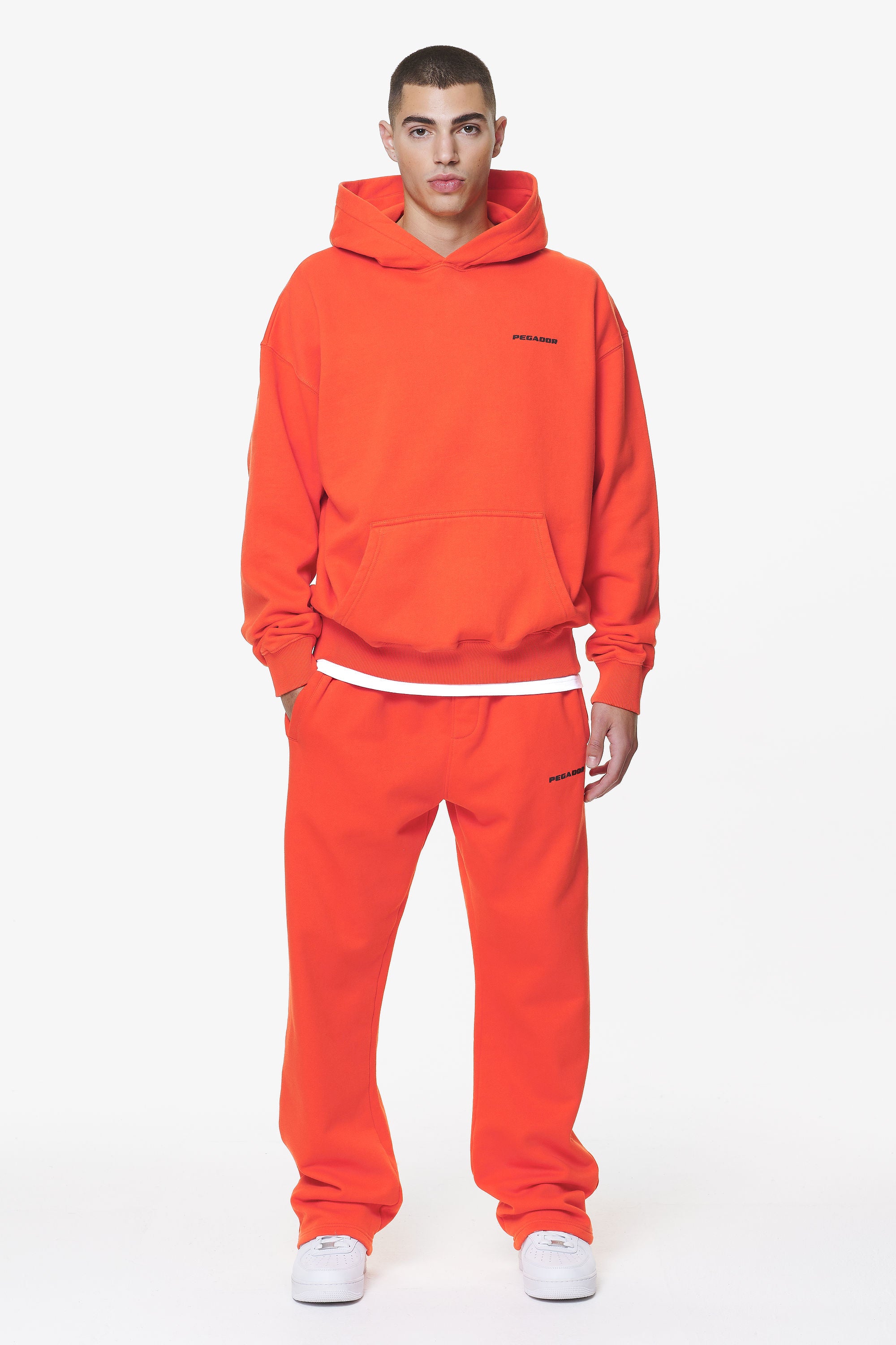 Pegador Logo Wide Sweat Pants Washed Signal Red Gum Ganzkörper Bild aus der Do not Disturb Kollektion für Herren