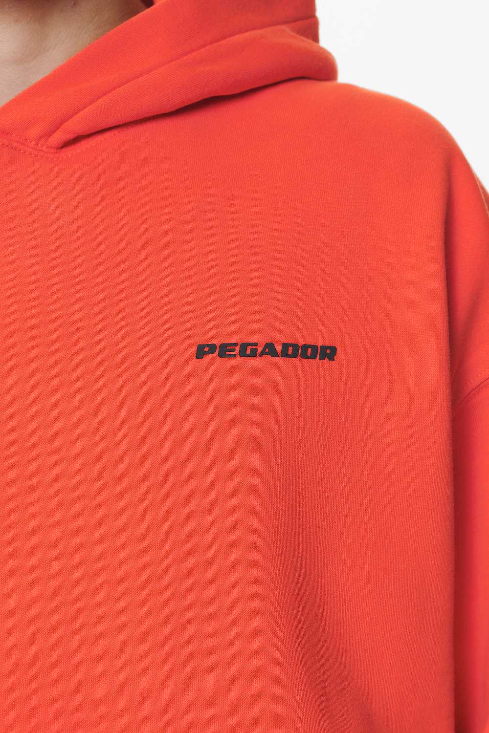 Pegador Logo Oversized Hoodie Washed Signal Red Gum Detailshot aus der Do not Disturb Kollektion für Herren