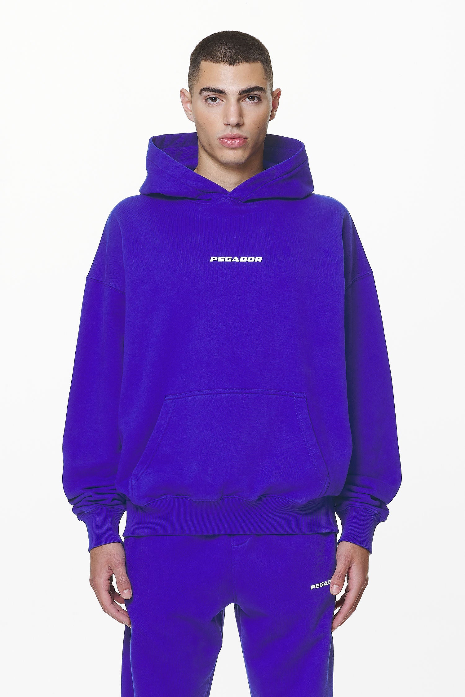 Pegador Colne Logo Oversized Hoodie Washed Endless Blue Seitenansicht aus der Do not Disturb Kollektion für Herren