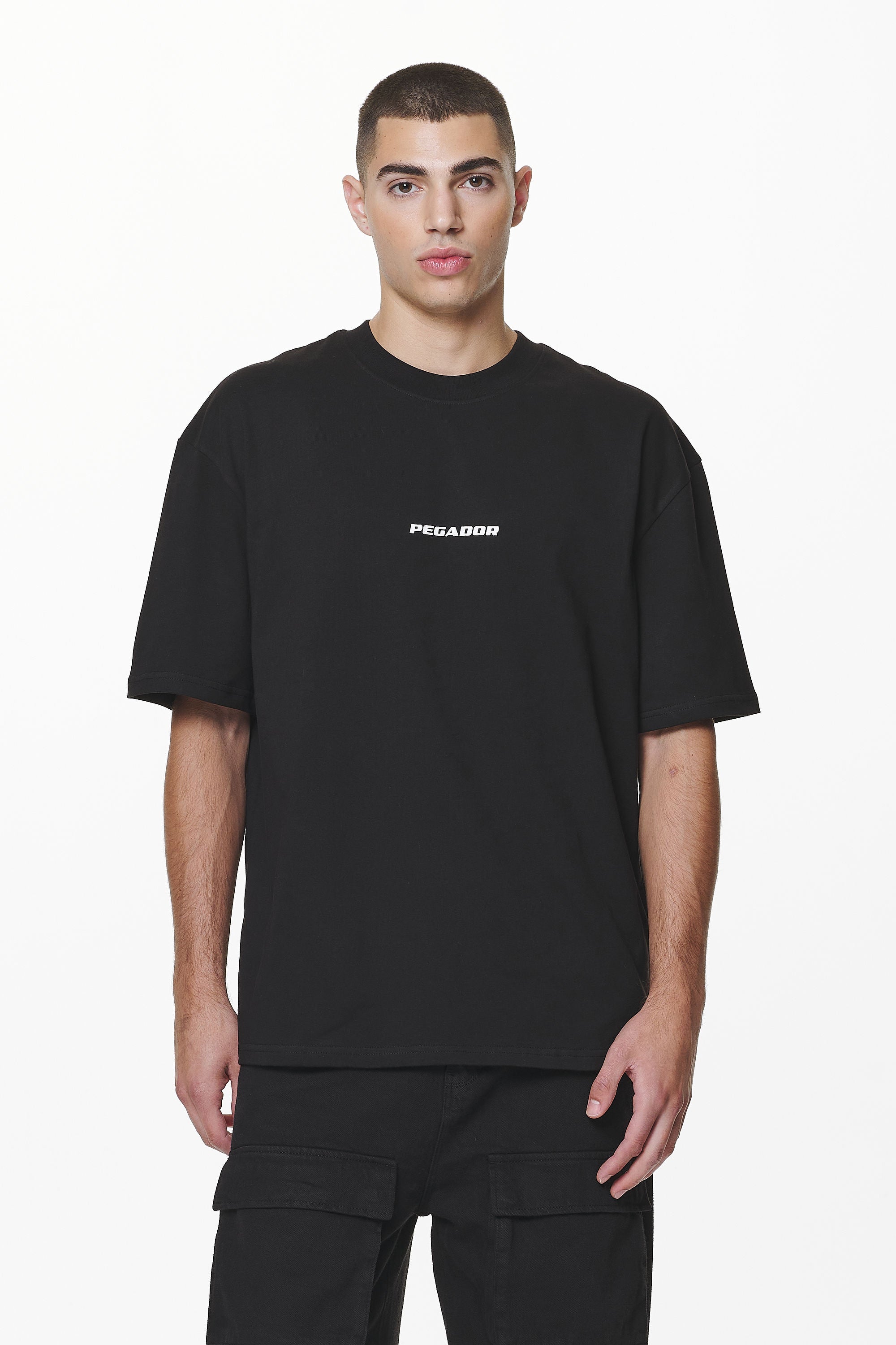 Pegador Colne Logo Oversized Tee Black Seitenansicht aus der Do not Disturb Kollektion für Herren