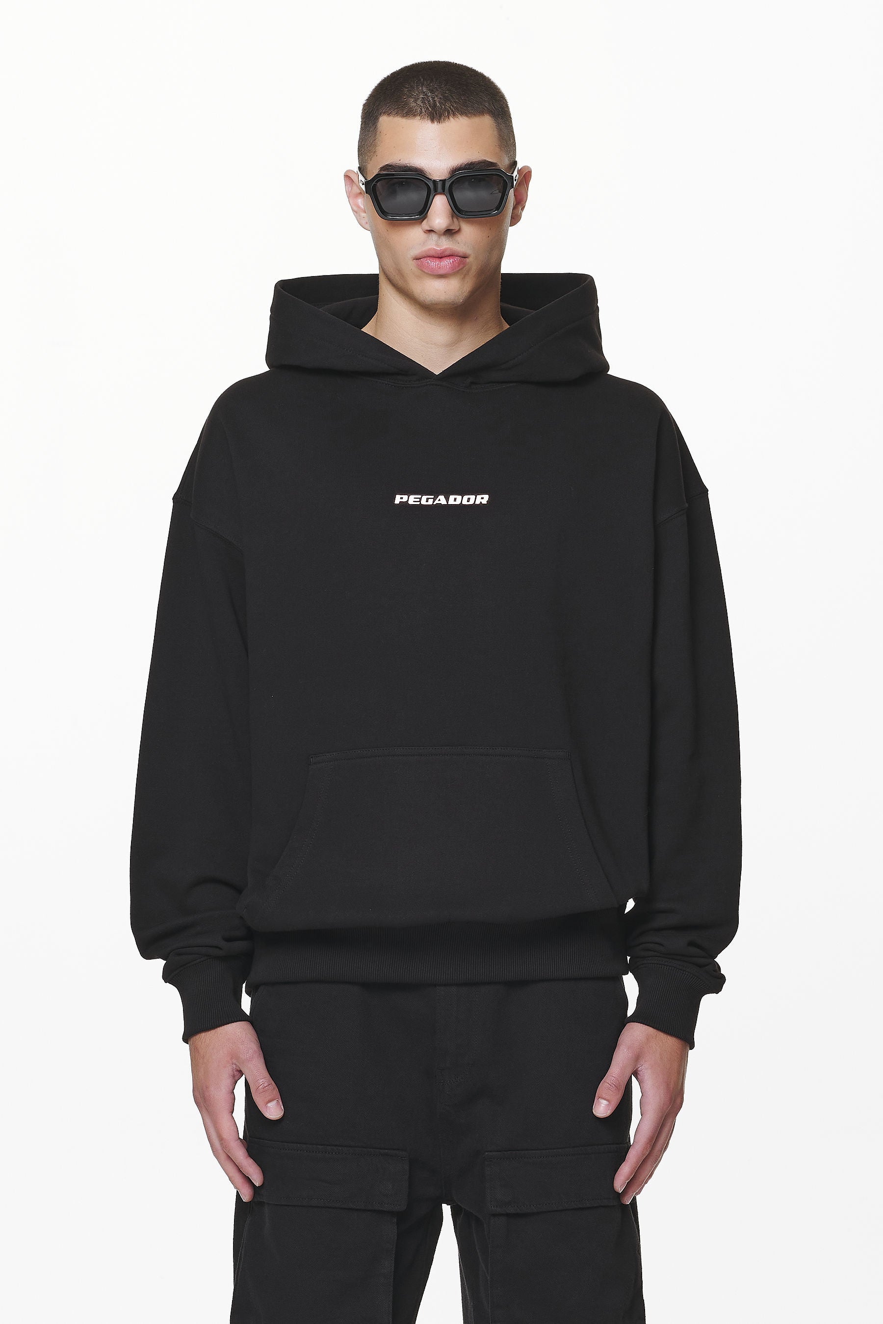 Pegador Colne Logo Oversized Hoodie Black Seitenansicht aus der Do not Disturb Kollektion für Herren