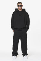 Pegador Colne Logo Oversized Hoodie Black Signal Red Ganzkörper Bild aus der Do not Disturb Kollektion für Herren