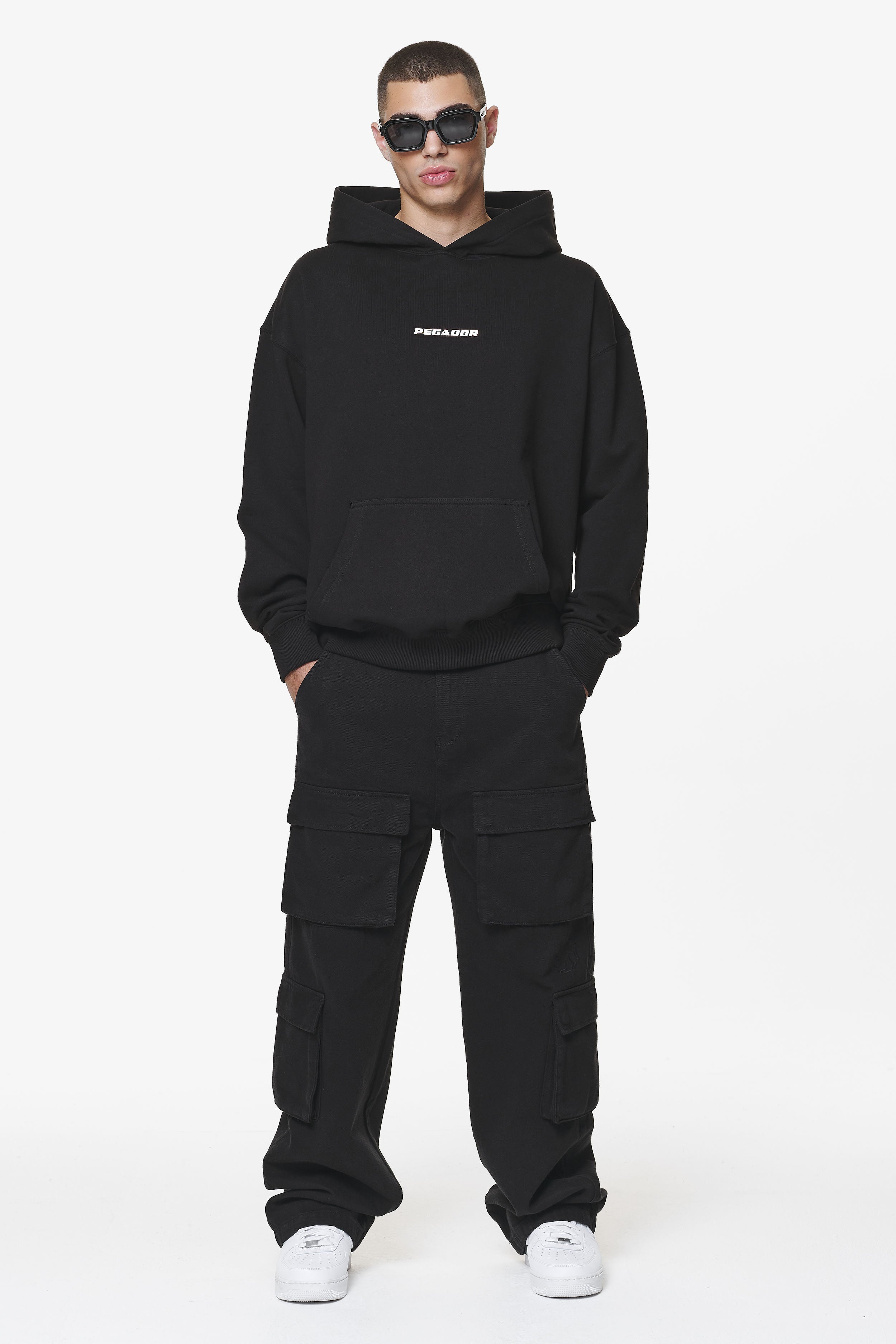 Pegador Colne Logo Oversized Hoodie Black Ganzkörper Bild aus der Do not Disturb Kollektion für Herren