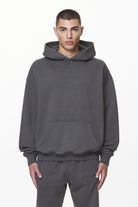 Pegador Colne Logo Oversized Hoodie Washed Volcano Grey Seitenansicht aus der Do not Disturb Kollektion für Herren