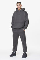 Pegador Colne Logo Oversized Hoodie Washed Volcano Grey Ganzkörper Bild aus der Do not Disturb Kollektion für Herren