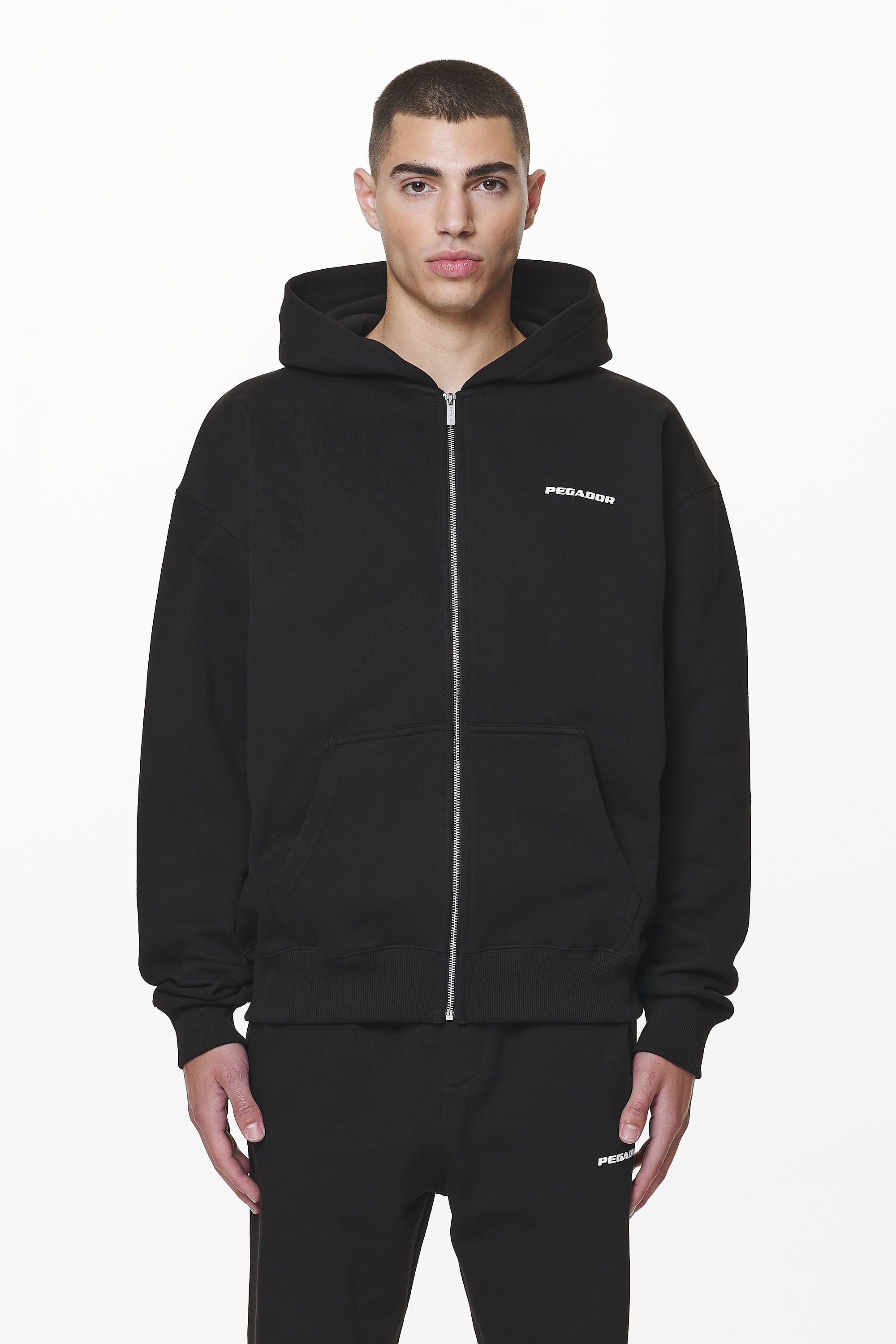 Pegador Colne Logo Oversized Sweat Jacket Black Seitenansicht aus der Do not Disturb Kollektion für Herren