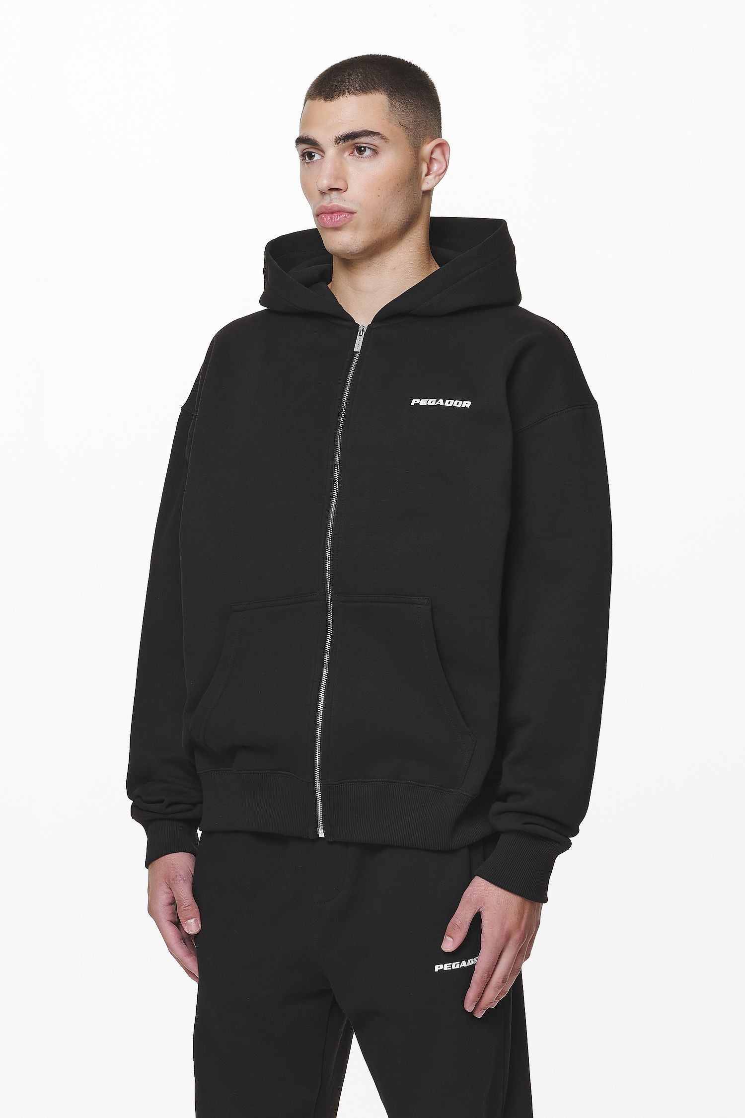 Pegador Colne Logo Oversized Sweat Jacket Black Gegenansicht aus der Do not Disturb Kollektion für Herren