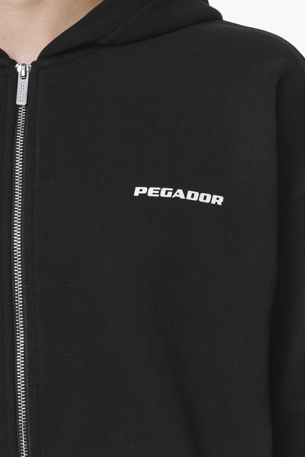 Pegador Colne Logo Oversized Sweat Jacket Black Detailshot aus der Do not Disturb Kollektion für Herren