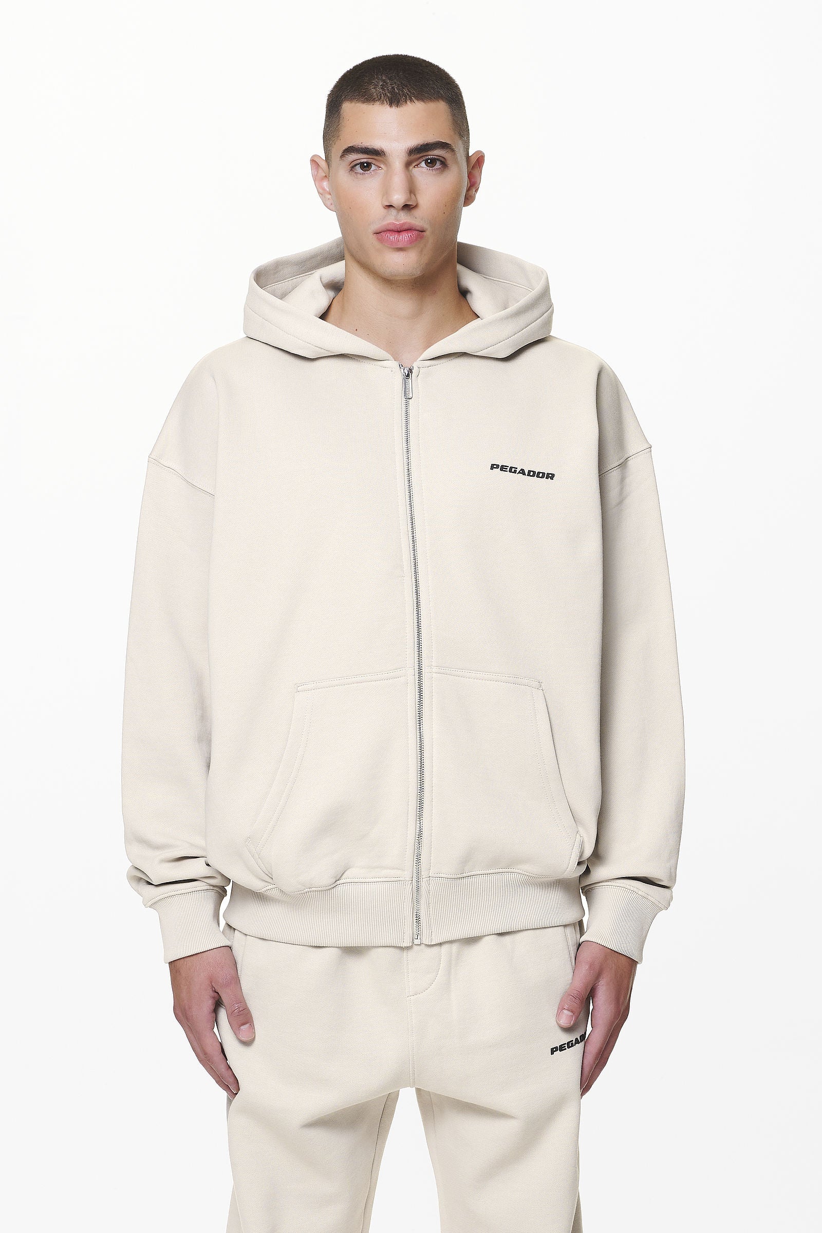 Pegador Colne Logo Oversized Sweat Jacket Washed Dust Cream Seitenansicht aus der Do not Disturb Kollektion für Herren