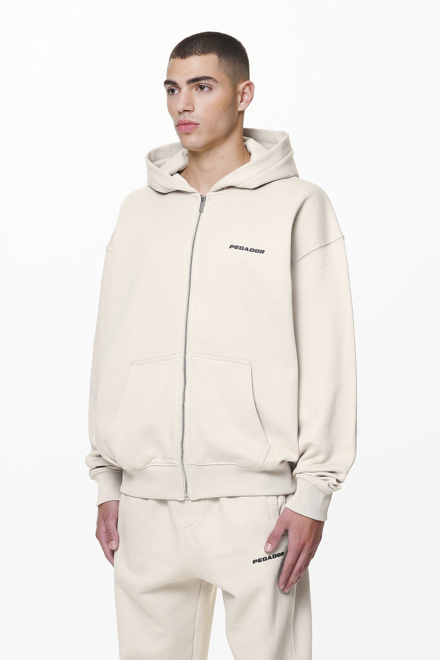 Pegador Colne Logo Oversized Sweat Jacket Washed Dust Cream Gegenansicht aus der Do not Disturb Kollektion für Herren