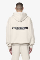 Pegador Colne Logo Oversized Sweat Jacket Washed Dust Cream Hauptansicht aus der Do not Disturb Kollektion für Herren