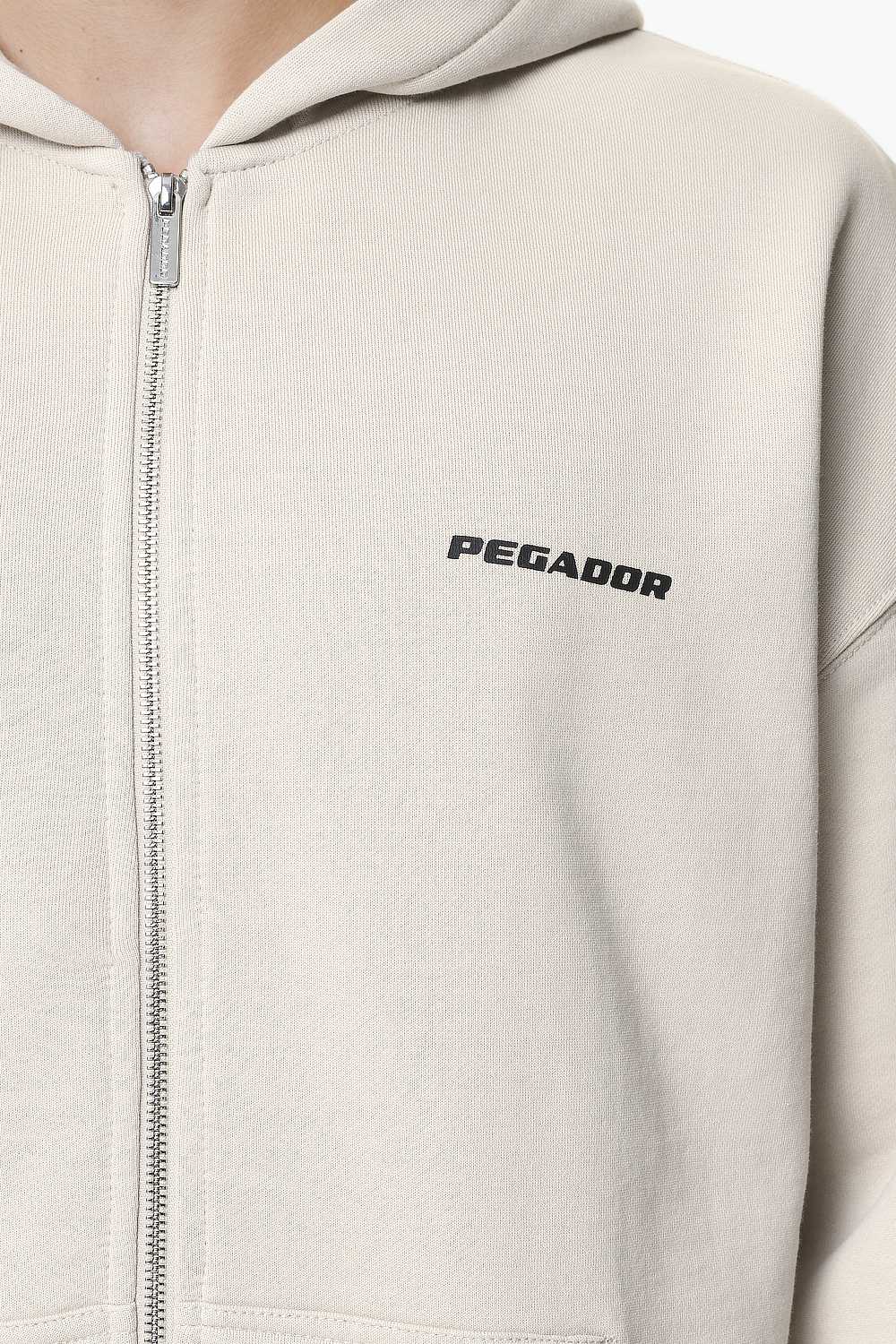 Pegador Colne Logo Oversized Sweat Jacket Washed Dust Cream Detailshot aus der Do not Disturb Kollektion für Herren