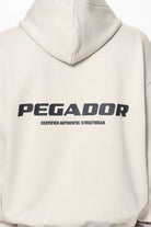 Pegador Colne Logo Oversized Sweat Jacket Washed Dust Cream Detailshot aus der Do not Disturb Kollektion für Herren