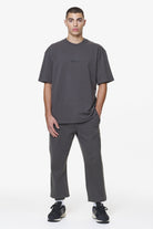 Pegador Colne Logo Oversized Tee Washed Volcano Grey Ganzkörper Bild aus der Do not Disturb Kollektion für Herren