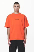 Pegador Colne Logo Oversized Tee Washed Signal Red Seitenansicht aus der Do not Disturb Kollektion für Herren