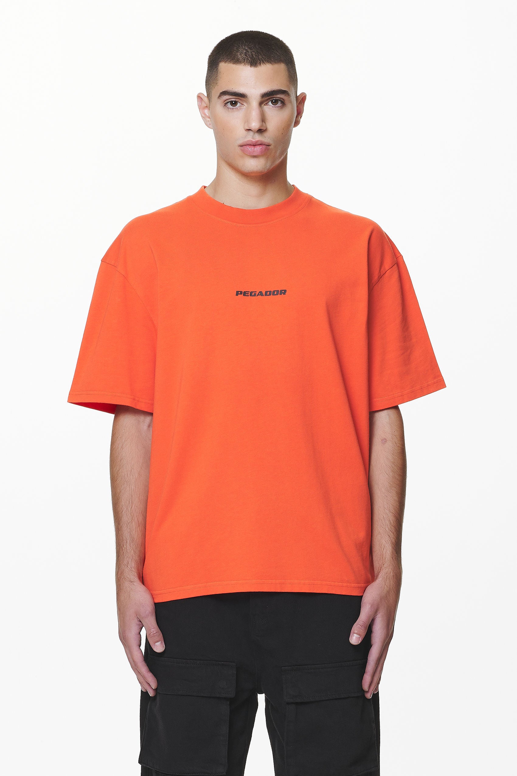 Pegador Colne Logo Oversized Tee Washed Signal Red Seitenansicht aus der Do not Disturb Kollektion für Herren