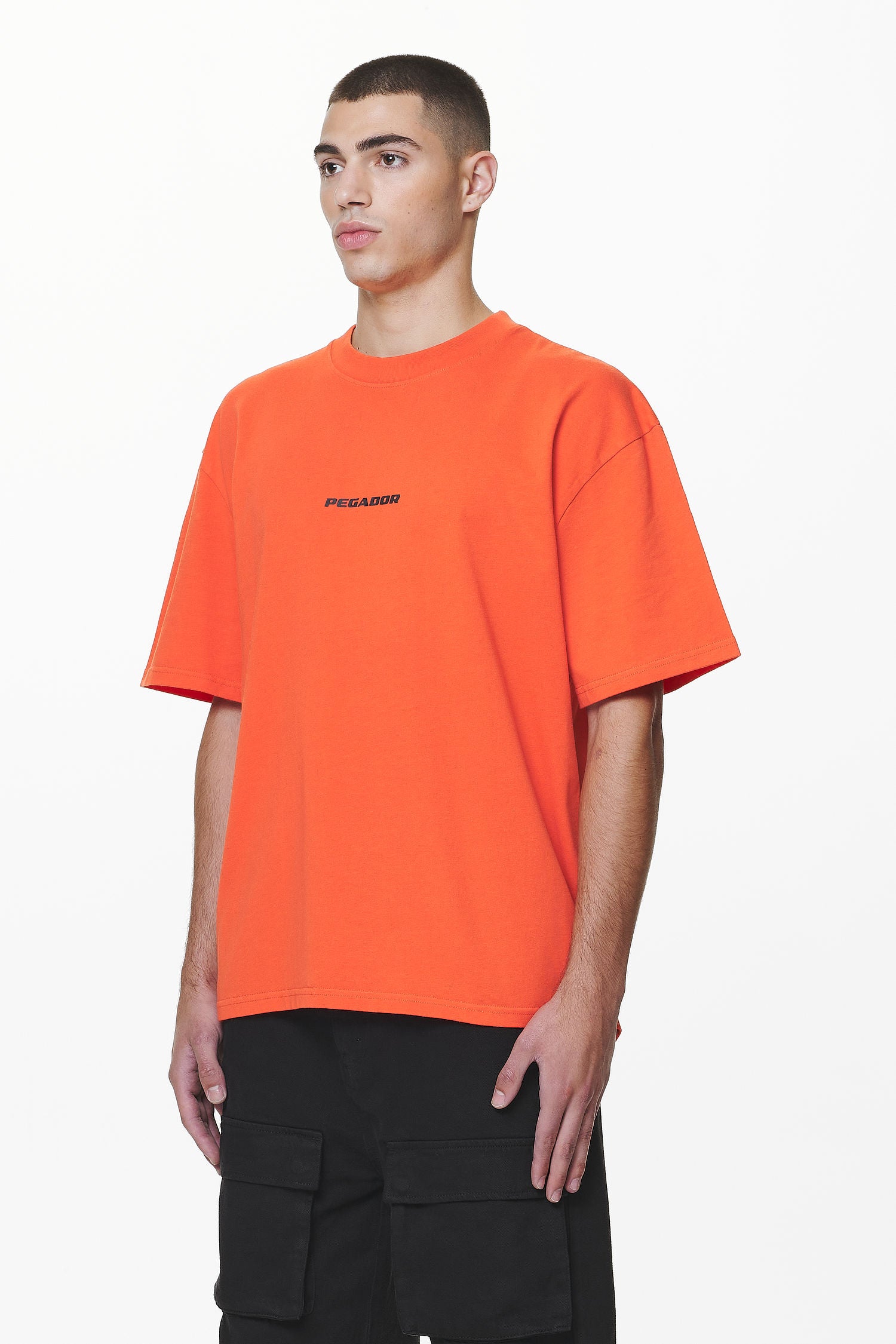 Pegador Colne Logo Oversized Tee Washed Signal Red Gegenansicht aus der Do not Disturb Kollektion für Herren