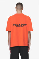 Pegador Colne Logo Oversized Tee Washed Signal Red Hauptansicht aus der Do not Disturb Kollektion für Herren