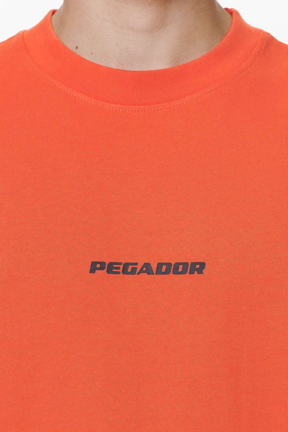 Pegador Colne Logo Oversized Tee Washed Signal Red Detailshot aus der Do not Disturb Kollektion für Herren