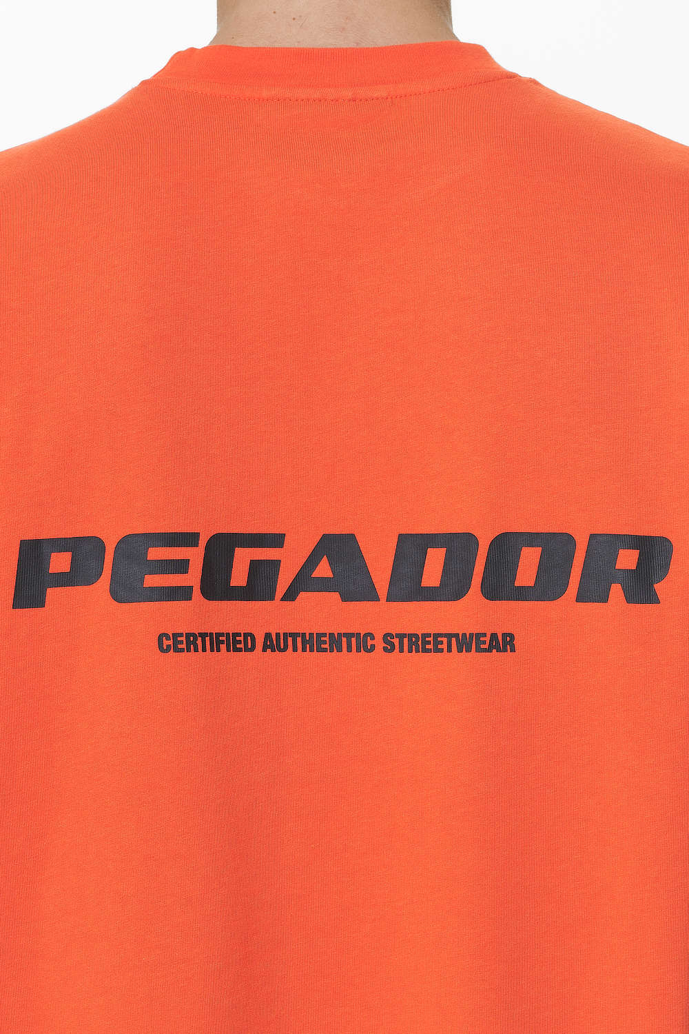 Pegador Colne Logo Oversized Tee Washed Signal Red Detailshot aus der Do not Disturb Kollektion für Herren