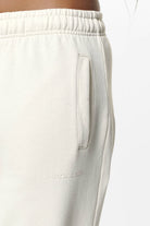 Pegador Villa High Waisted Sweat Pants Washed Salty Cream Gum Detailshot aus der Do not Disturb Kollektion für DaHerren