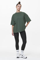 Pegador Bel Air Heavy Oversized Tee Washed Sage Green Gum Ganzkörper Bild aus der Do not Disturb Kollektion für DaHerren