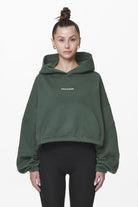 Pegador Skei Logo Oversized Cropped Hoodie Washed Sage Green Seitenansicht aus der Do not Disturb Kollektion für DaHerren