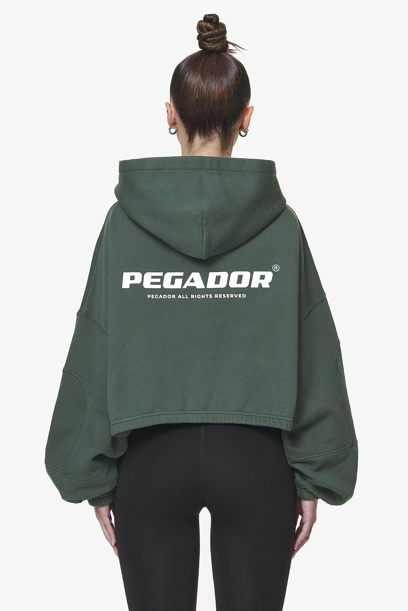 Pegador Skei Logo Oversized Cropped Hoodie Washed Sage Green Detailshot aus der Do not Disturb Kollektion für DaHerren