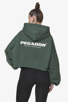 Pegador Skei Logo Oversized Cropped Hoodie Washed Sage Green Hauptansicht aus der Do not Disturb Kollektion für DaHerren