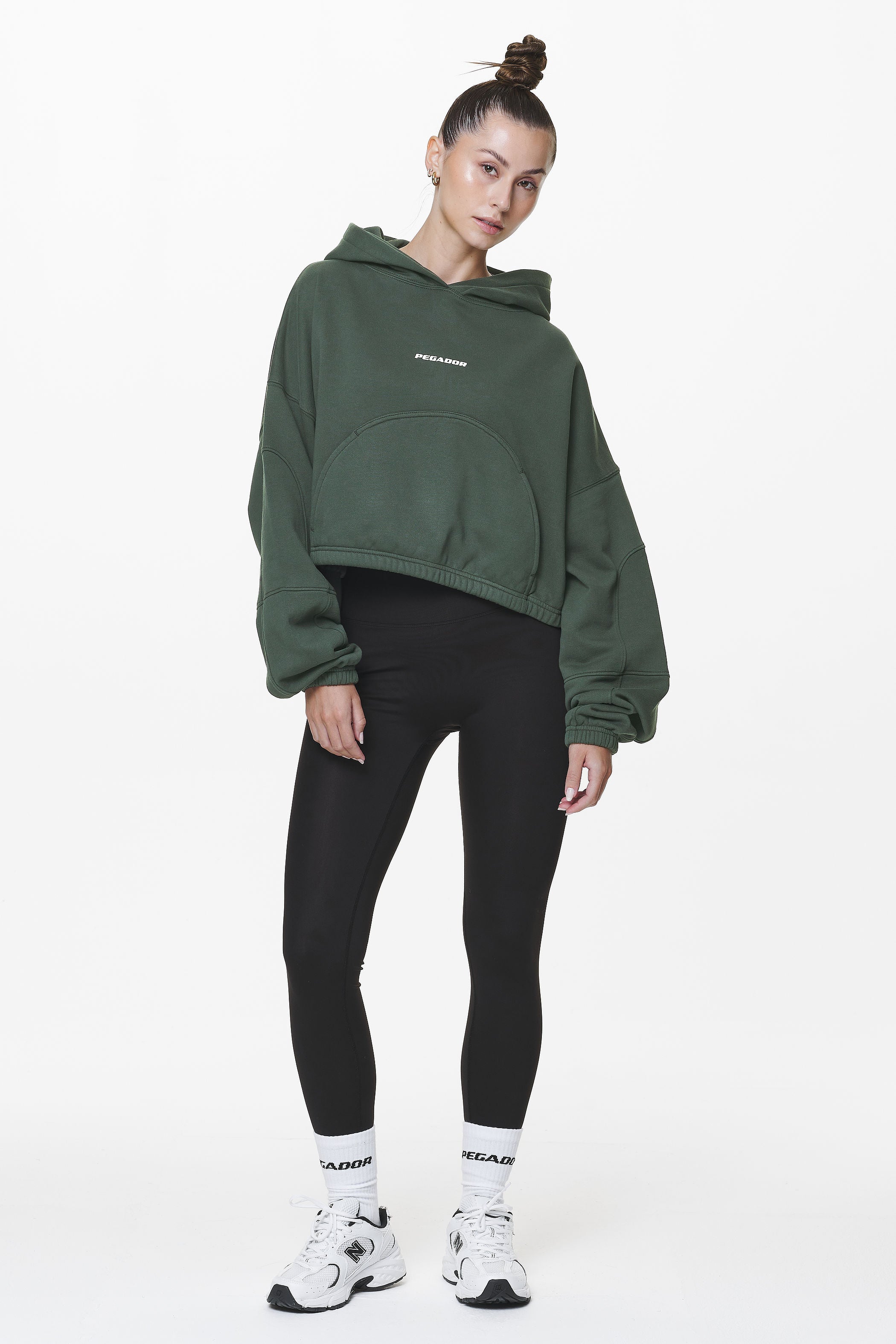 Pegador Skei Logo Oversized Cropped Hoodie Washed Sage Green Ganzkörper Bild aus der Do not Disturb Kollektion für DaHerren