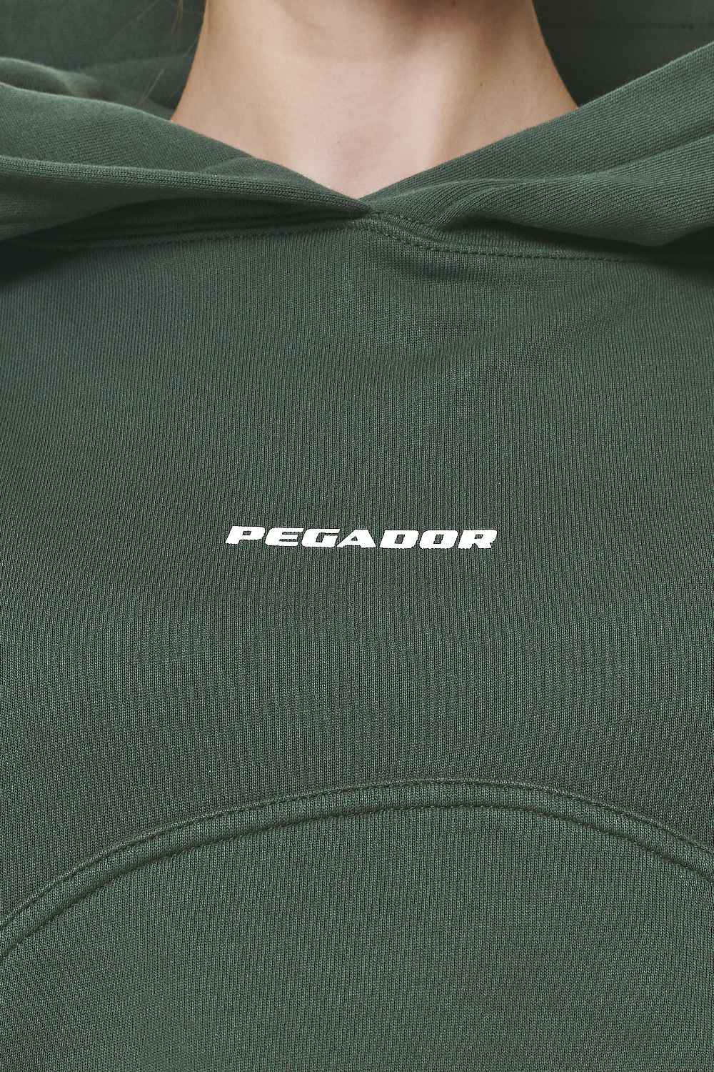 Pegador Skei Logo Oversized Cropped Hoodie Washed Sage Green Detailshot aus der Do not Disturb Kollektion für DaHerren