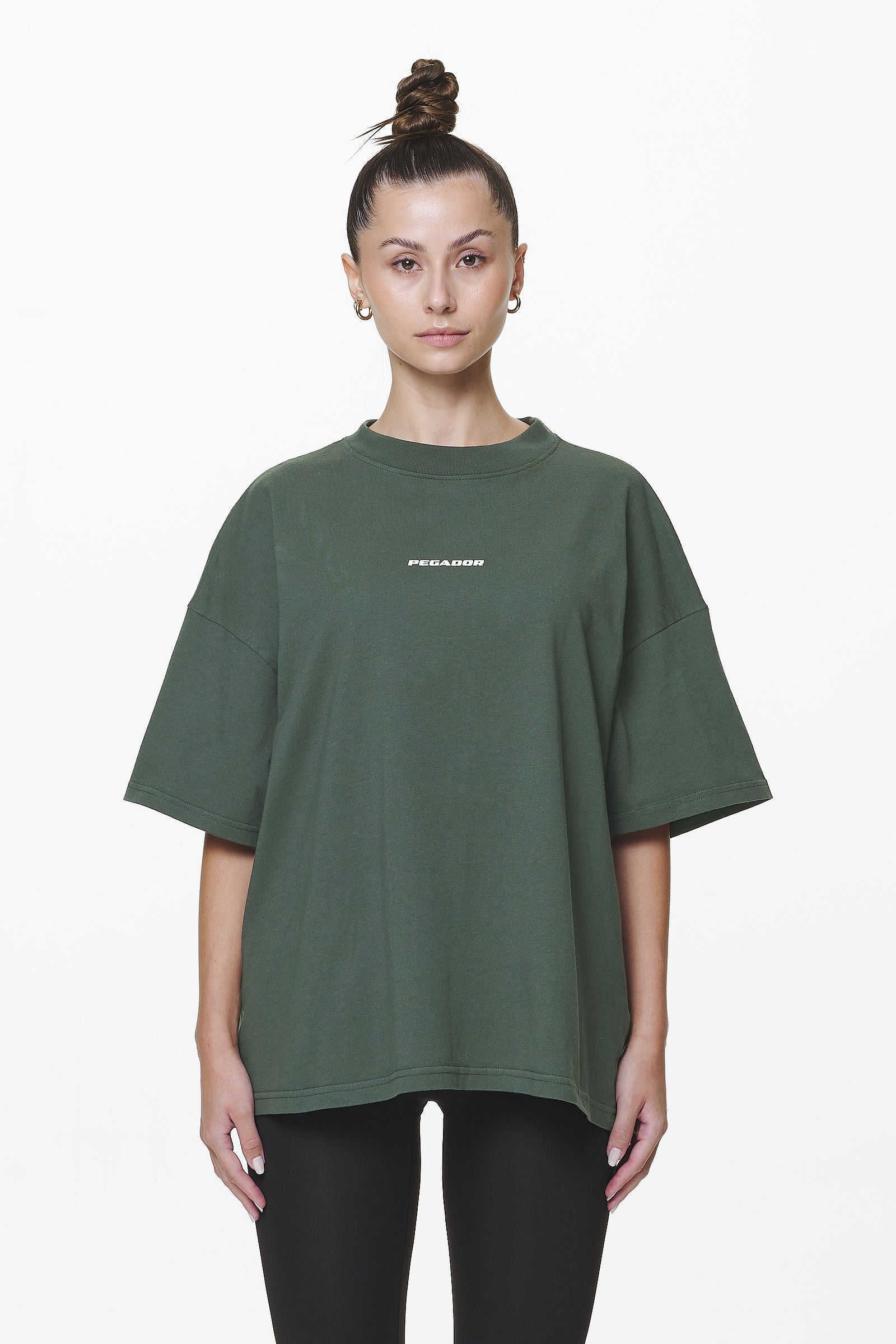 Pegador Arendal Logo Heavy Oversized Tee Washed Sage Green Seitenansicht aus der Do not Disturb Kollektion für DaHerren