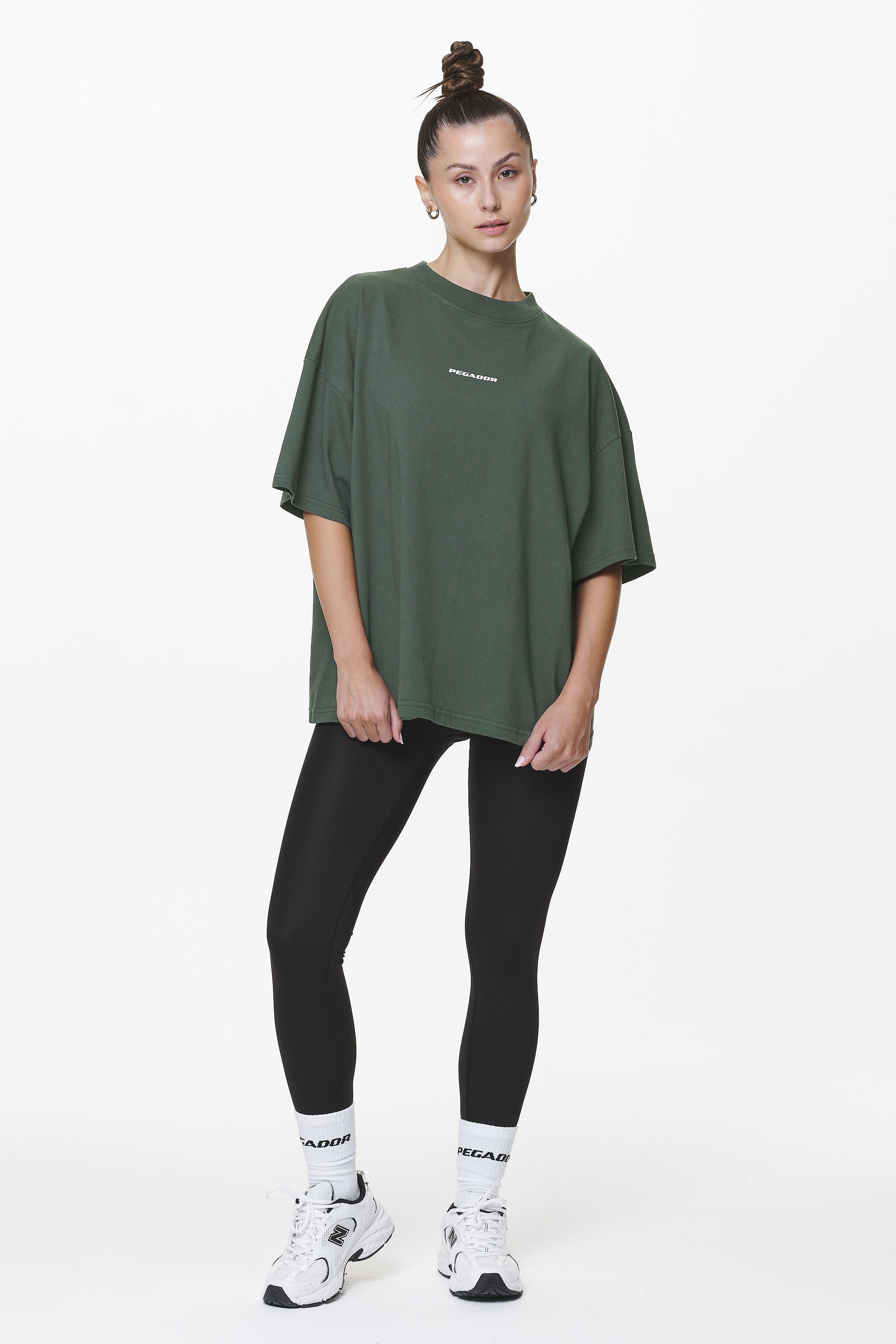 Pegador Arendal Logo Heavy Oversized Tee Washed Sage Green Ganzkörper Bild aus der Do not Disturb Kollektion für DaHerren