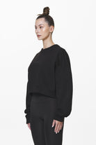 Pegador Londa Cropped Oversized Sweater Black Gum Seitenansicht aus der Do not Disturb Kollektion für DaHerren