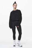 Pegador Londa Cropped Oversized Sweater Black Gum Ganzkörper Bild aus der Do not Disturb Kollektion für DaHerren