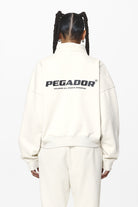 Pegador Vuku Logo Oversized Halfzip Washed Salty Cream Detailshot aus der Do not Disturb Kollektion für DaHerren