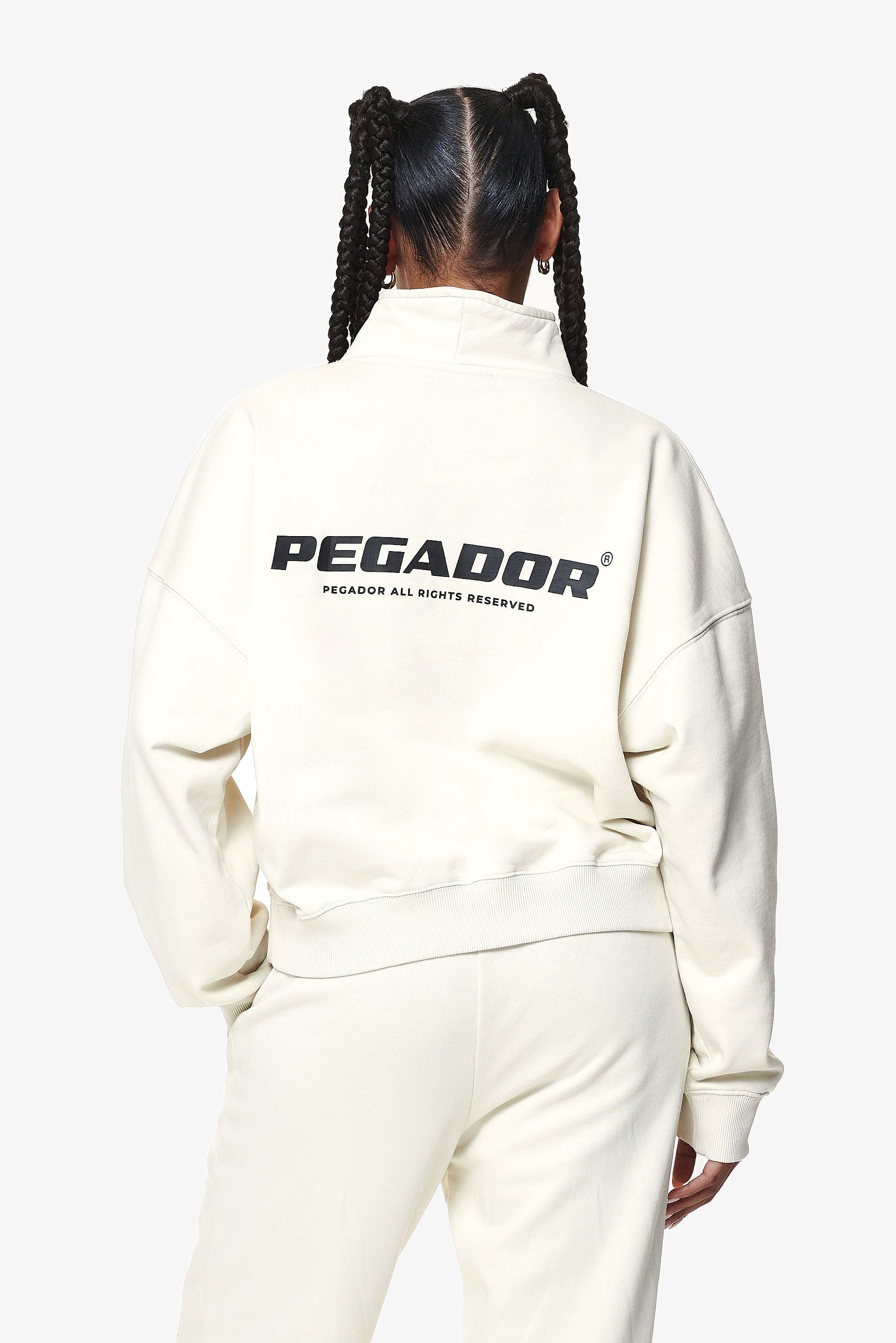 Pegador Vuku Logo Oversized Halfzip Washed Salty Cream Hauptansicht aus der Do not Disturb Kollektion für DaHerren