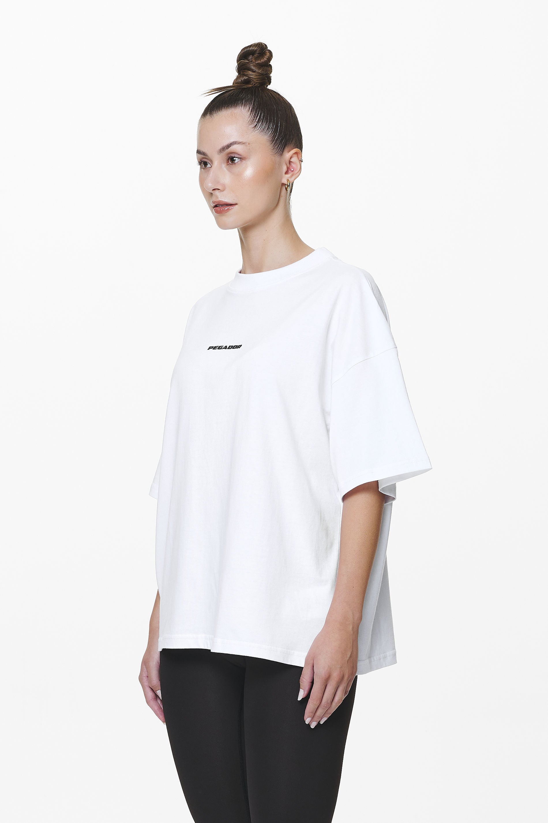 Pegador Bel Air Heavy Oversized Tee White Gum Seitenansicht aus der Do not Disturb Kollektion für DaHerren