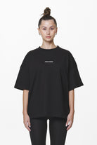 Pegador Arendal Logo Heavy Oversized Tee Black Seitenansicht aus der Do not Disturb Kollektion für DaHerren