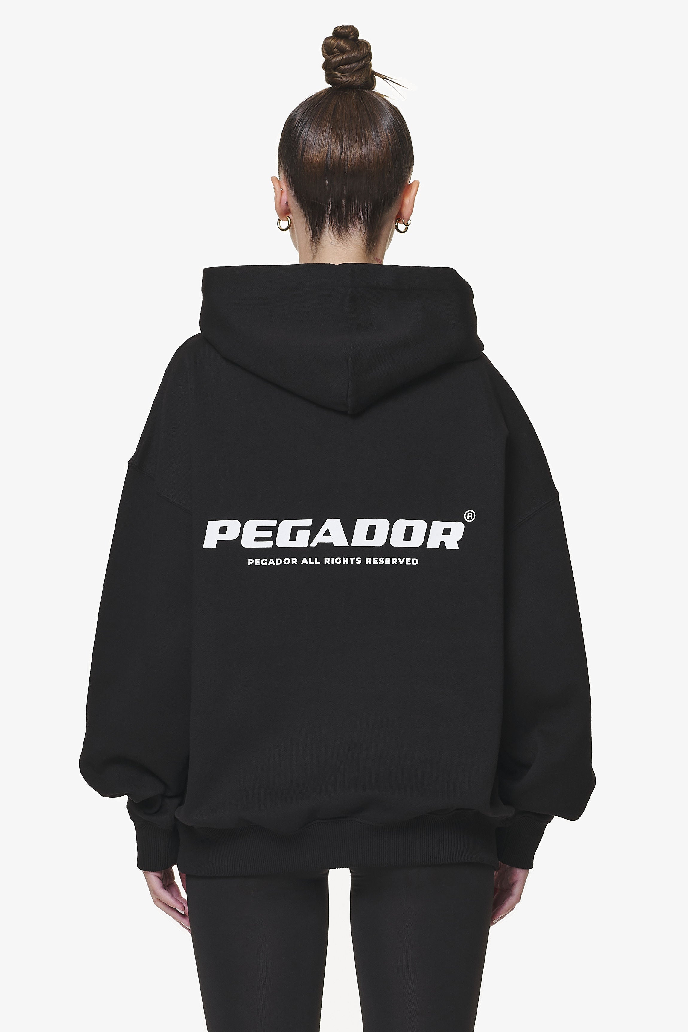 Pegador Atna Logo Oversized Hoodie Black Hauptansicht aus der Do not Disturb Kollektion für DaHerren