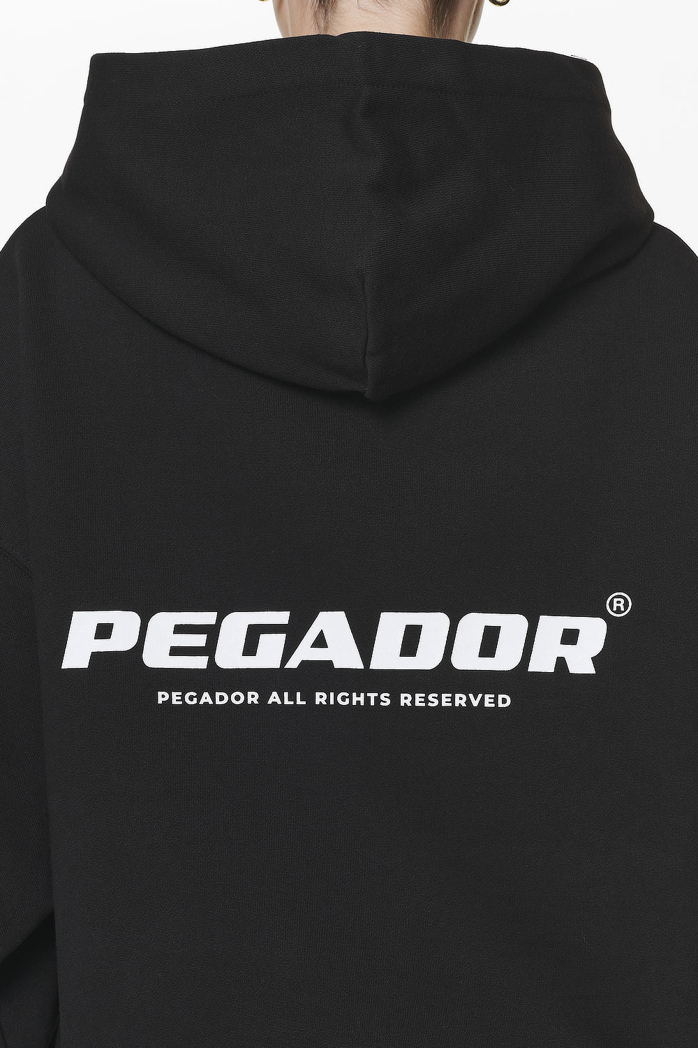 Pegador Atna Logo Oversized Hoodie Black Detailshot aus der Do not Disturb Kollektion für DaHerren