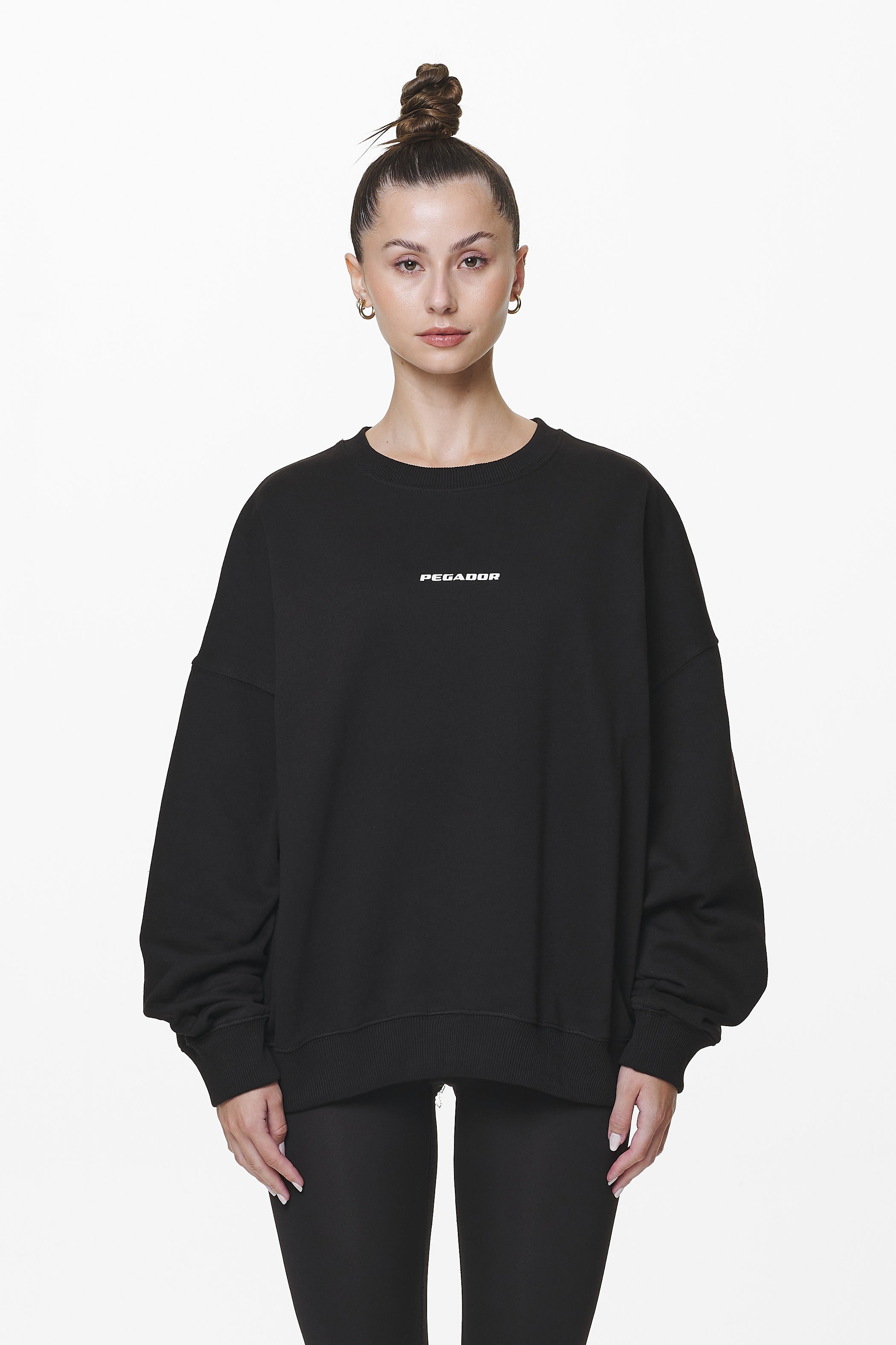 Pegador Aelva Logo Heavy Oversized Crew Neck Black Seitenansicht aus der Do not Disturb Kollektion für DaHerren