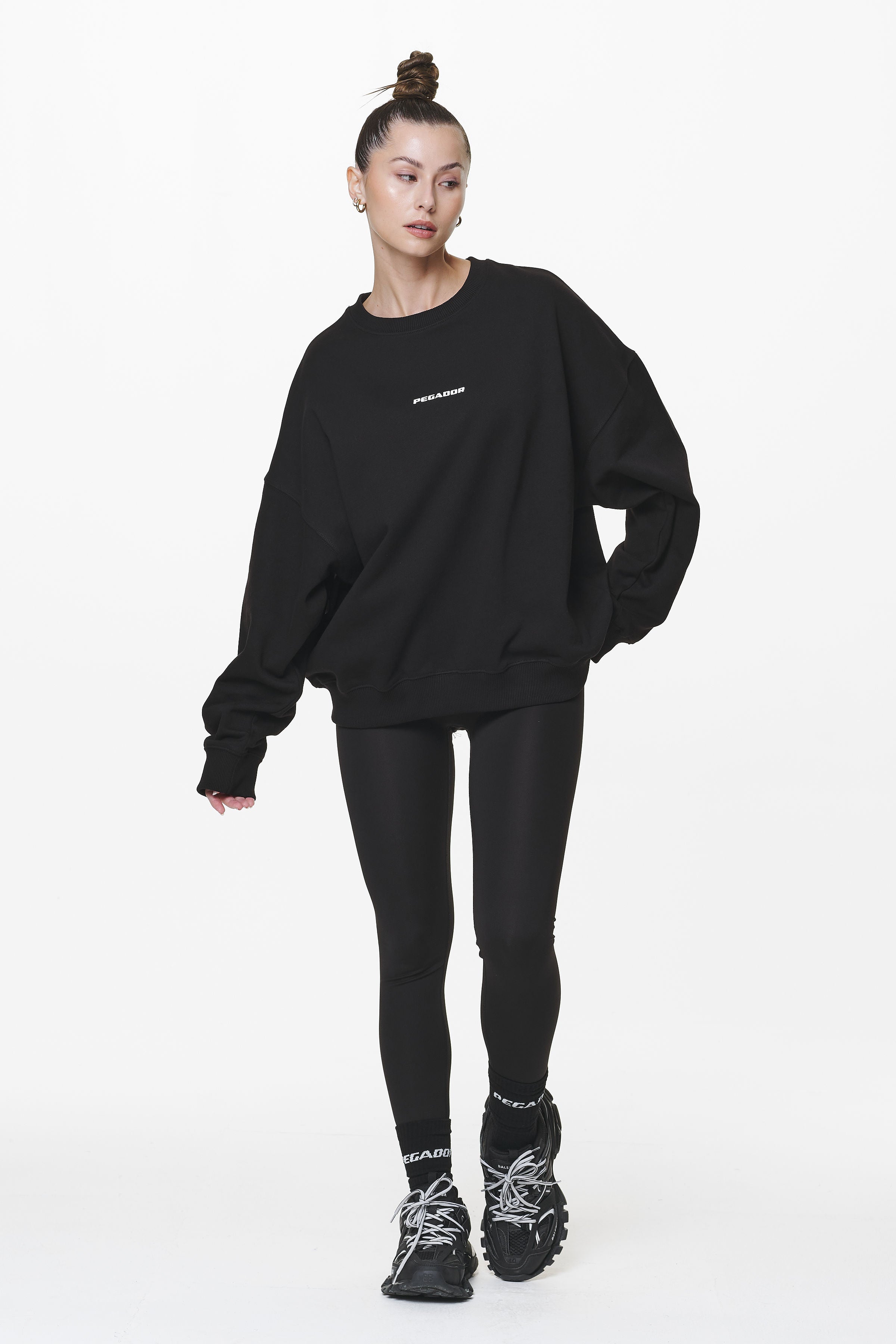 Pegador Aelva Logo Heavy Oversized Crew Neck Black Ganzkörper Bild aus der Do not Disturb Kollektion für DaHerren