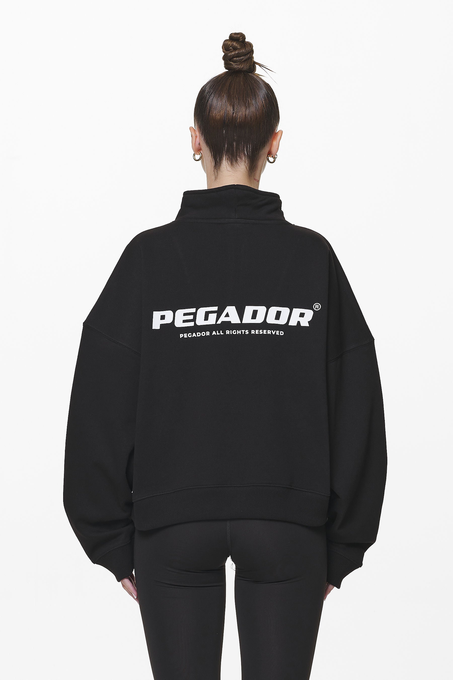 Pegador Vuku Logo Oversized Halfzip Black Detailshot aus der Do not Disturb Kollektion für DaHerren