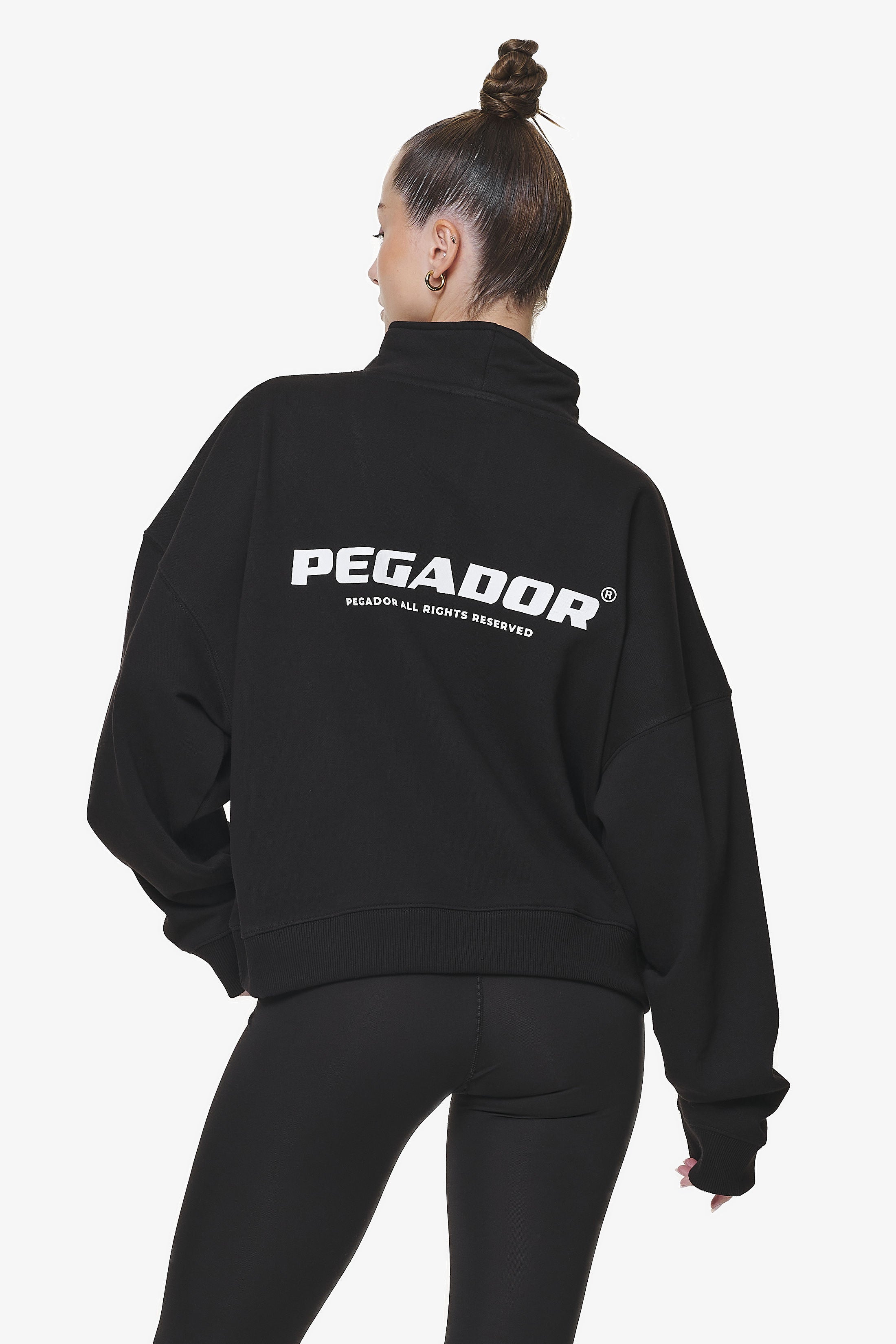 Pegador Vuku Logo Oversized Halfzip Black Hauptansicht aus der Do not Disturb Kollektion für DaHerren