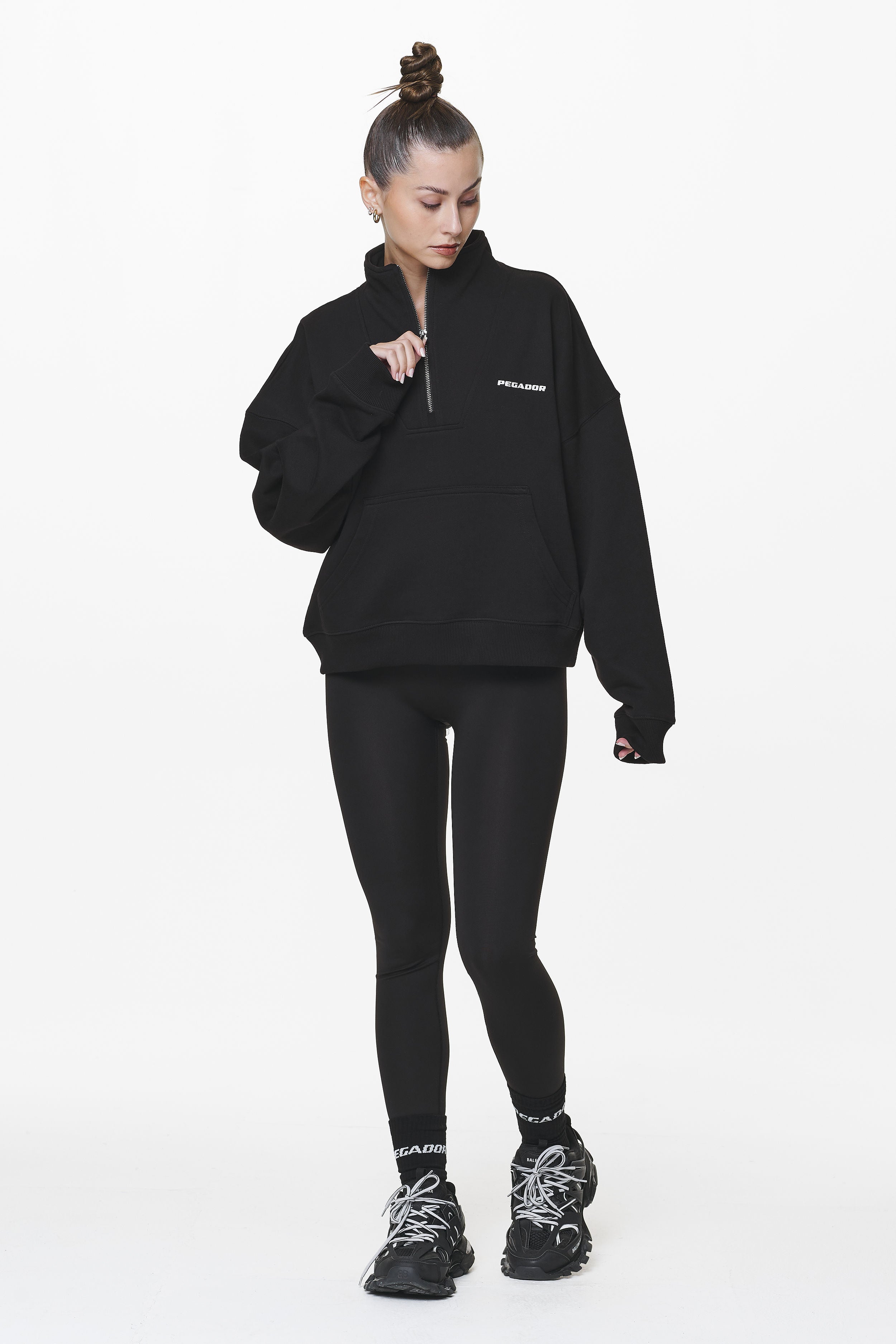 Pegador Vuku Logo Oversized Halfzip Black Ganzkörper Bild aus der Do not Disturb Kollektion für DaHerren