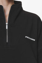 Pegador Vuku Logo Oversized Halfzip Black Detailshot aus der Do not Disturb Kollektion für DaHerren